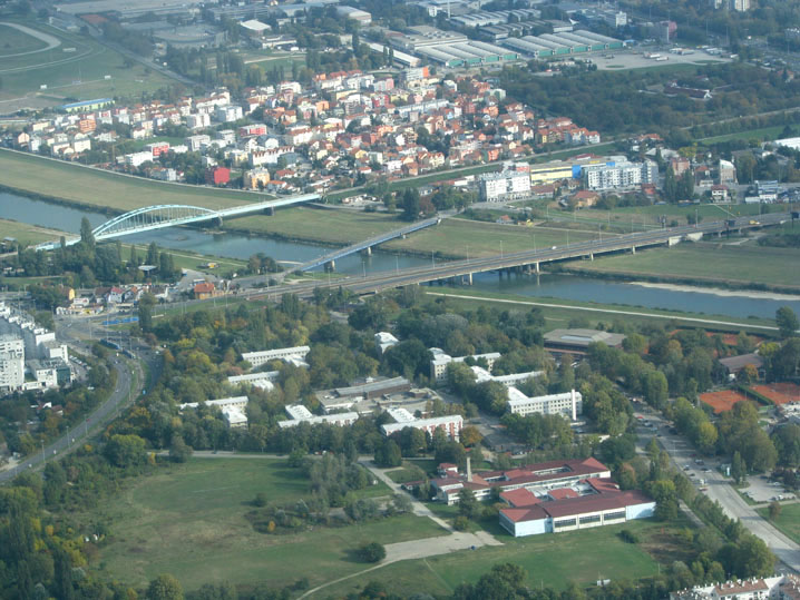 Panorama, zagrebački mostovi. Zdesna nalijevo (nizvodno) Jadranski, Savski (pješački), i Željeznički most